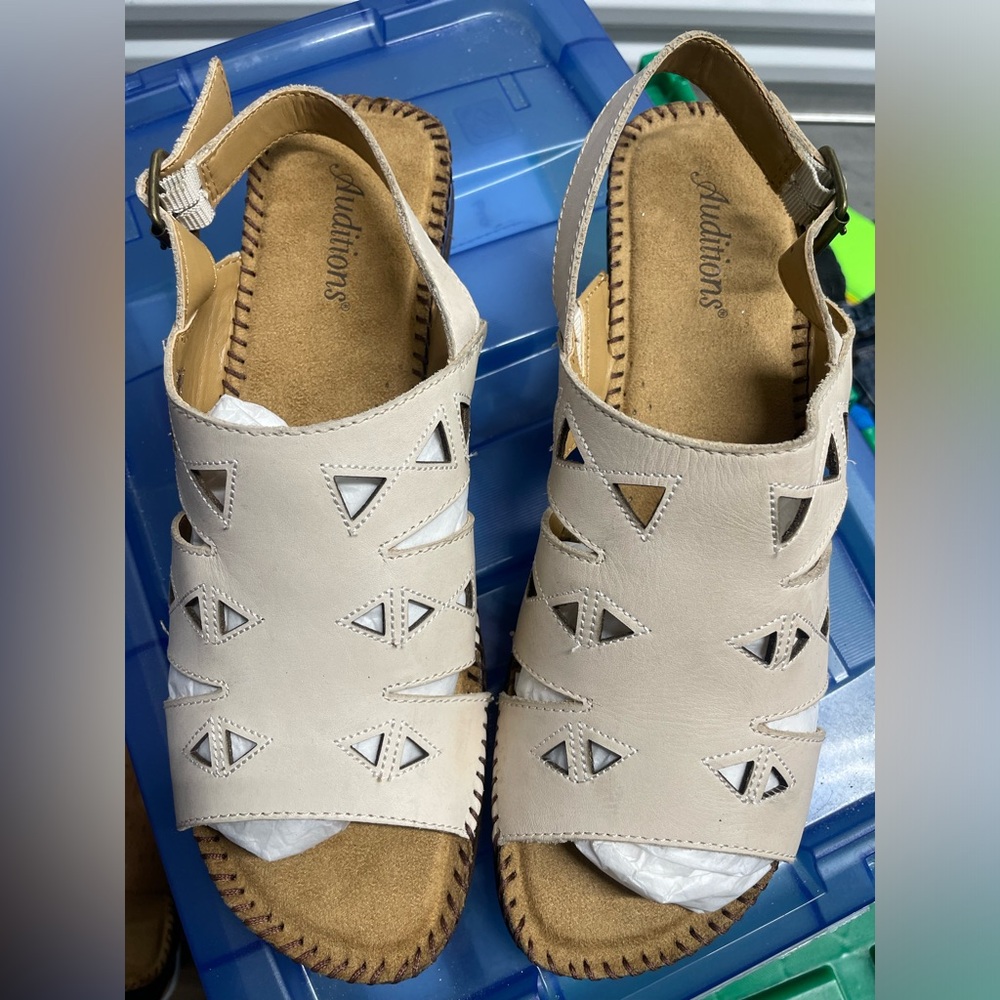 Brand new woman’s size 10N auditions brand with a strap on the back